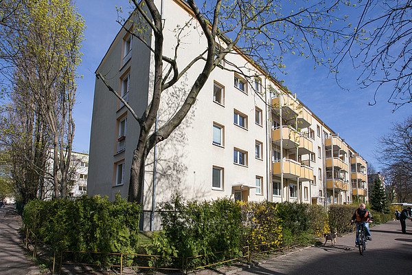 Eines von sechs viergeschossigen Wohngebäuden am Ostseeplatz in Prenzlauer Berg Die Wohnungssiedlung der WBG "Zentrum" eG erstreckt sich über 6 viergeschossige Wohngebäude mit insgesamt 224 Wohneinheiten