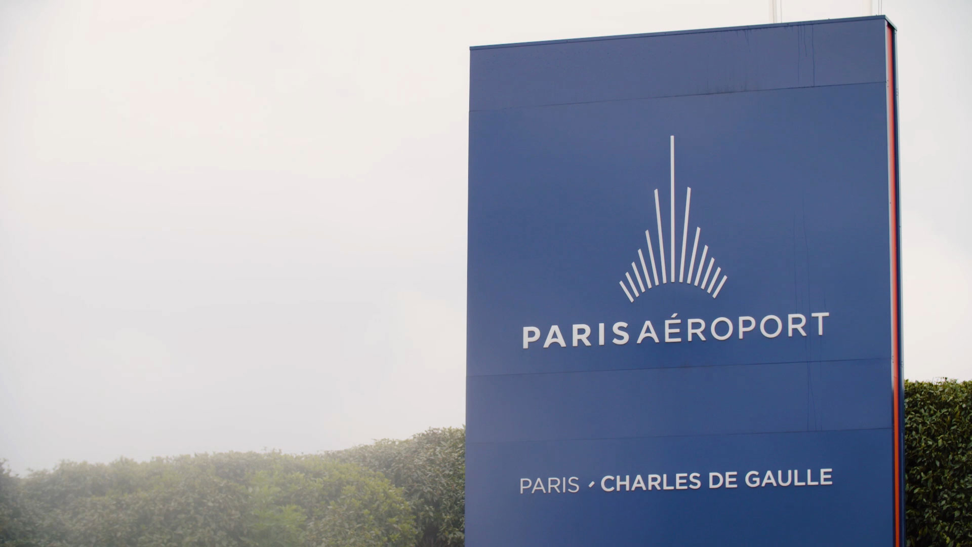 Ein blaues Schild mit der Aufschrift des Flughafens Charles de Gaulles