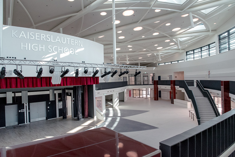 Automatisch verdunkelbare Fensterscheiben sorgen in der High-School Kaiserslautern-Vogelweh auch bei starker Sonneneinstrahlung für eine angenehme Aufenthaltsqualität.