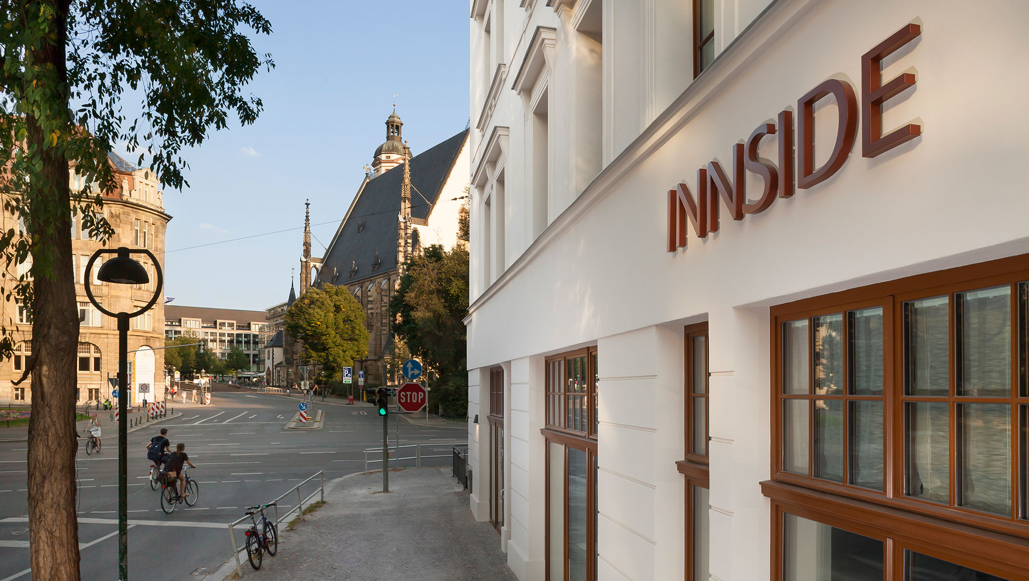 Außenansicht mit Logo des Hotel Innside Leipzig