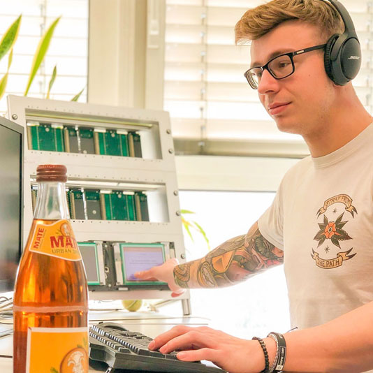 Eine Frau arbeitet am Laptop