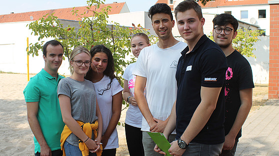 Unsere Azubis abseits der Team-Trainings 7 Auszubildende auf einem Bild