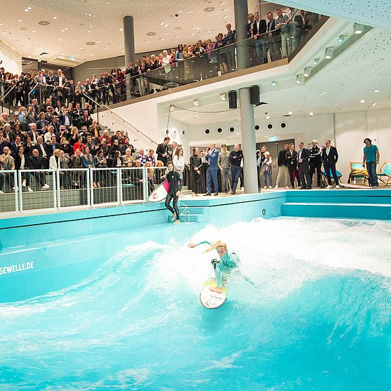 Die „Hasewelle”, eine „stehende Welle” für Indoor-Surfen, bietet das L&T Sporthaus in Osnabrück.