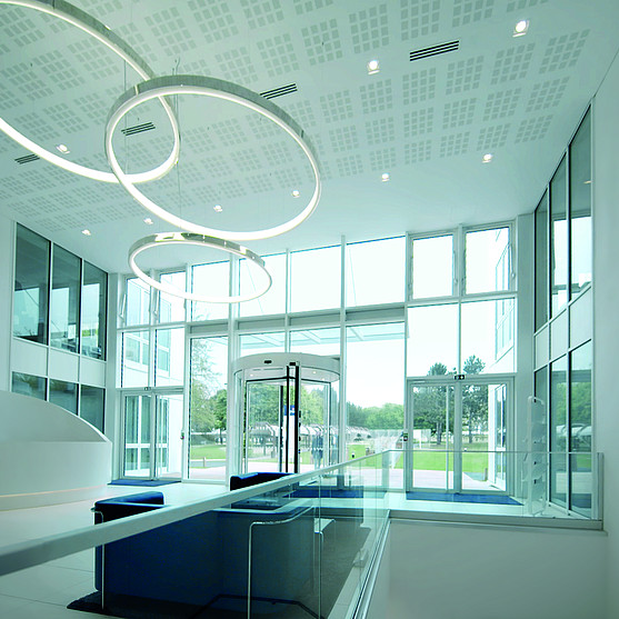 L’architecture moderne et les grandes surfaces vitrées dans l’entrée du siège européen du groupe SPIE