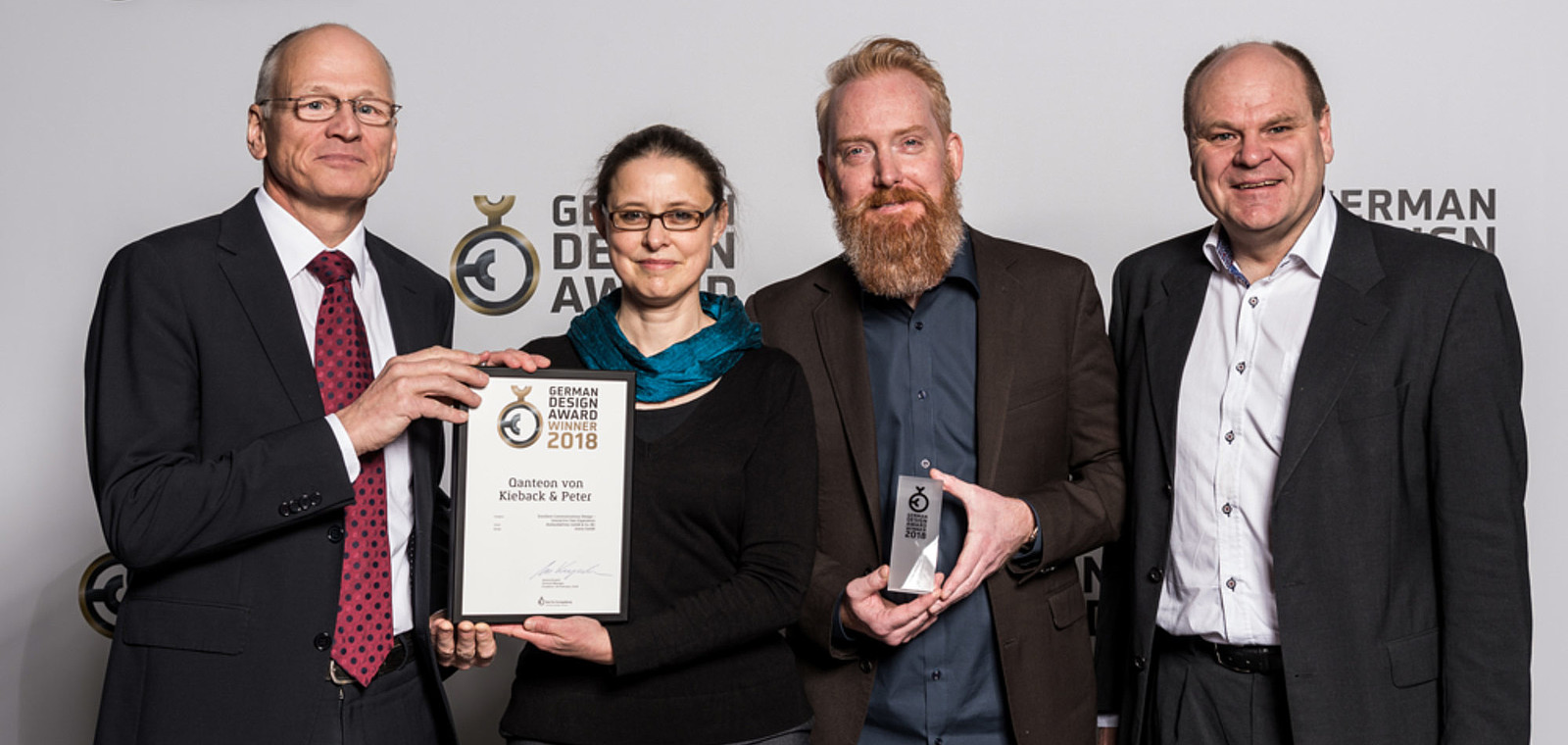 Die glücklichen Gewinner (v.l.n.r.): Benno Reetz (Kieback&Peter), Stefanie Zürn, Nils Clark-Bernhard, Joern Kowalewski (macio).