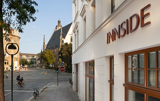 Außenansicht mit Logo des Hotel Innside Leipzig