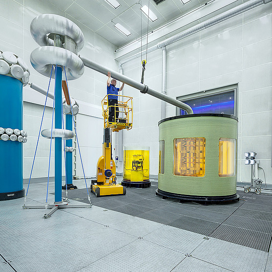 Die Gebäudeautomation der Maschinenfabrik Reinhausen GmbH in Regensburg kann dank Künstlicher Intelligenz (KI) jetzt in die Zukunft schauen – um Energie zu sparen.