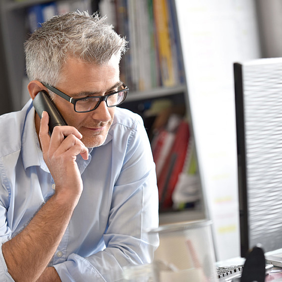 Vertriebsingenieur für Gebäudeautomation bei Kieback&Peter Vertriebsingenieur für Gebäudeautomation bei Kieback&Peter bei der Arbeit