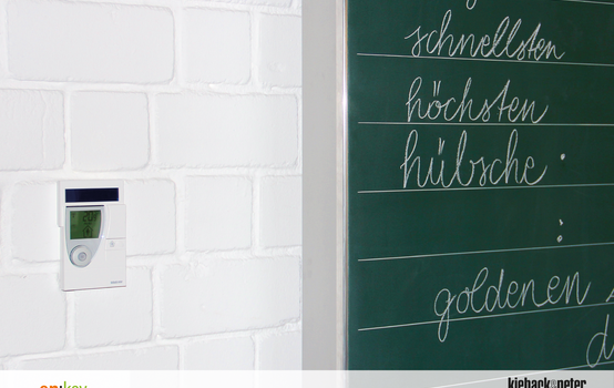 Das System en:key hängt an einer Wand neben einer Schultafel