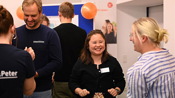 Sales engineer Carsten Meyer supports the trainees