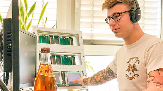 Steven Schütz – Software-Tester bei Kieback&Peter Ein junger Mann testet Software an seinem Arbeitsplatz