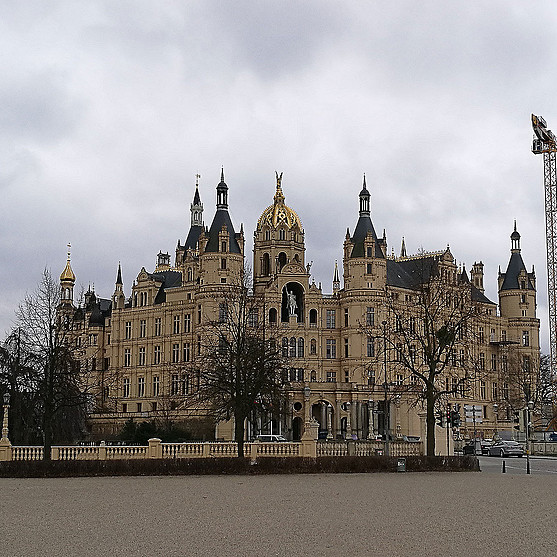 Das Schloss befindet sich auf einer Insel im Schweriner See.