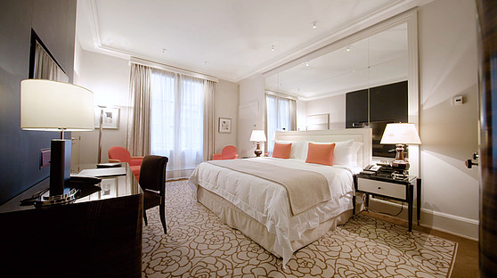 Luxuriöse Zimmer und Suiten bietet das Luxushotel “Prince de Galles” in Paris.