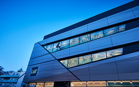 Prof. Moths Architekten haben das neue L&T Sporthaus in Osnabrück entworfen.