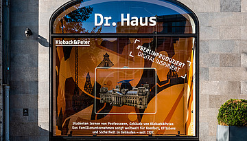 Das Kieback&Peter-Motiv "Dr. Haus" im Schaufenster des KaDeWe