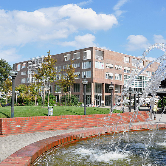 Das Rathaus und der Stadtgarten von Dortmund