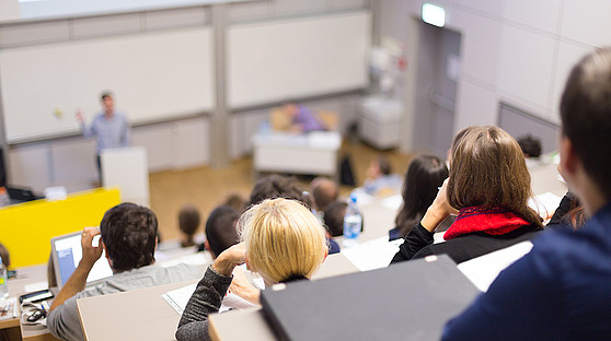 Studierende im Hörsaal einer Hochschule