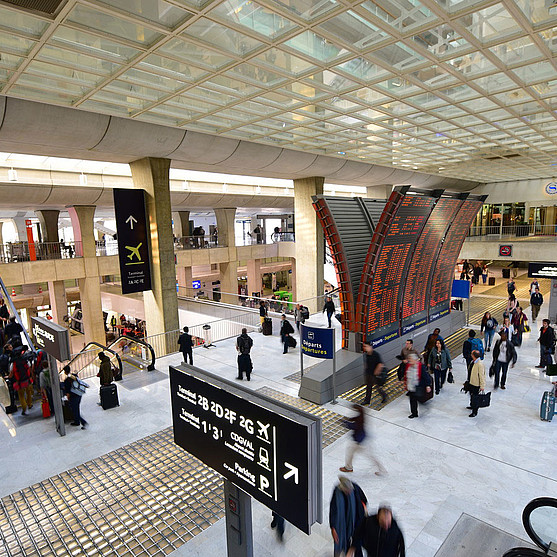 Halle zur Abfertigung der Passagiere am Flughafen Charles de Gaulles