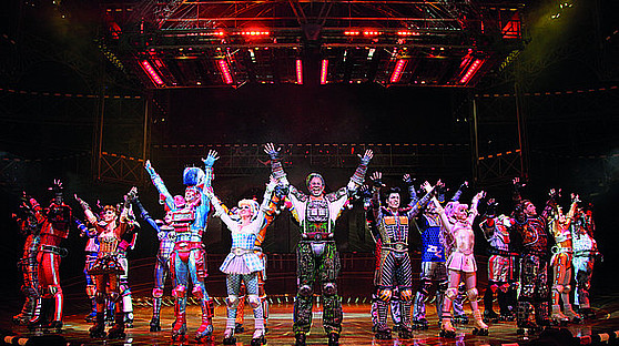 Kieback&Peter im Starlight-Express-Theater Mehrere Darsteller auf der Bühne des Starlight-Express-Theaters