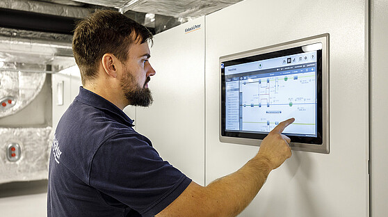 Vertriebsingenieur Rafael Dalbke in der Technikzentrale des Krankenhauses bedient Qanteon - die Energie- und Gebäudemanagement-Software