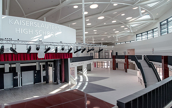 Automatisch verdunkelbare Fensterscheiben sorgen in der High-School Kaiserslautern-Vogelweh auch bei starker Sonneneinstrahlung für eine angenehme Aufenthaltsqualität.