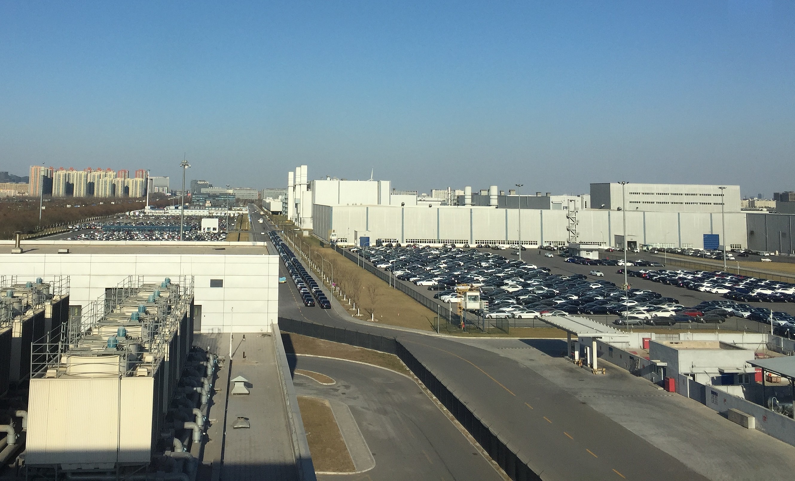 Blick auf das Mercedes Benz-Werk in Peking