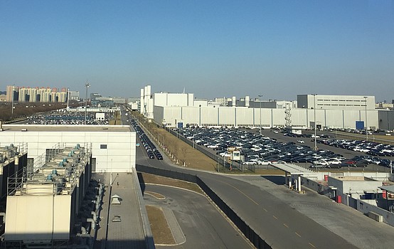 Blick auf das Mercedes Benz-Werk in Peking