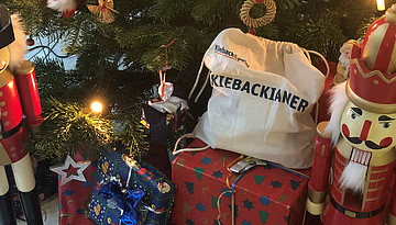 Der Kieback&Peter-Beutel inmitten von Weihnachtsgeschenken.
