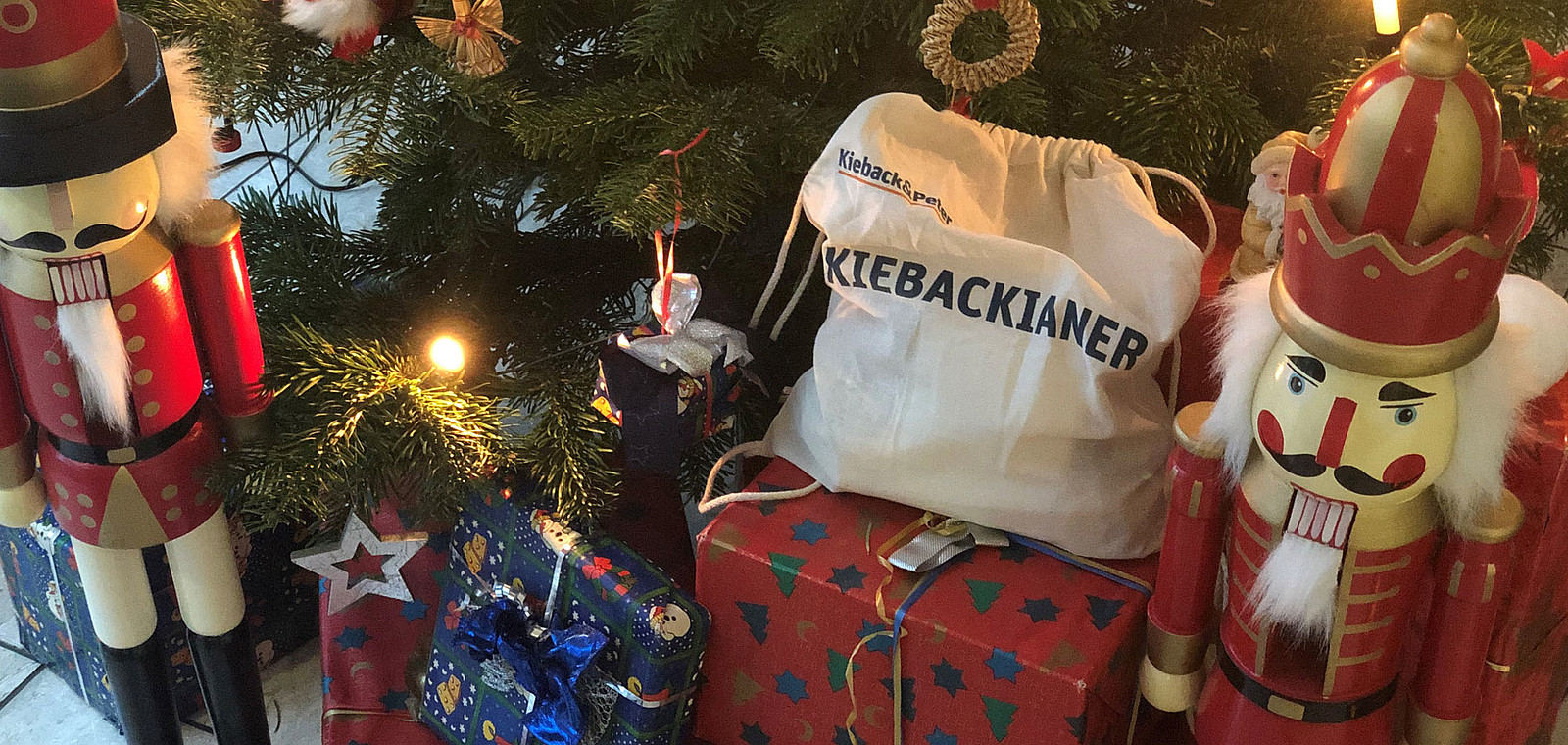 Der Kieback&Peter-Beutel inmitten von Weihnachtsgeschenken.