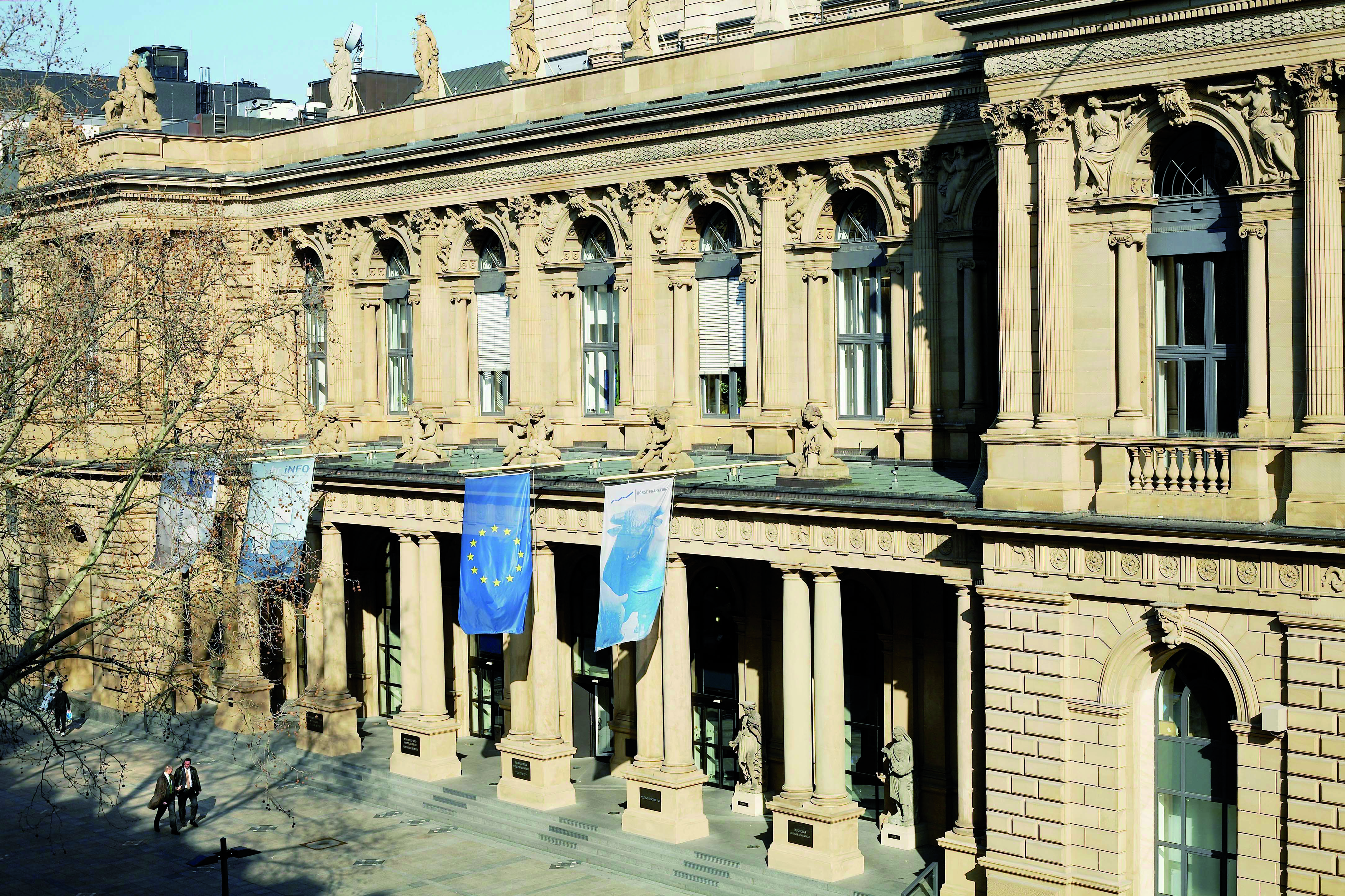 Fassade der Deutschen Börse in der Frankfurter Innenstadt.